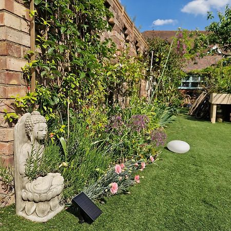 Lotus Pod House Homestay Horsell Экстерьер фото